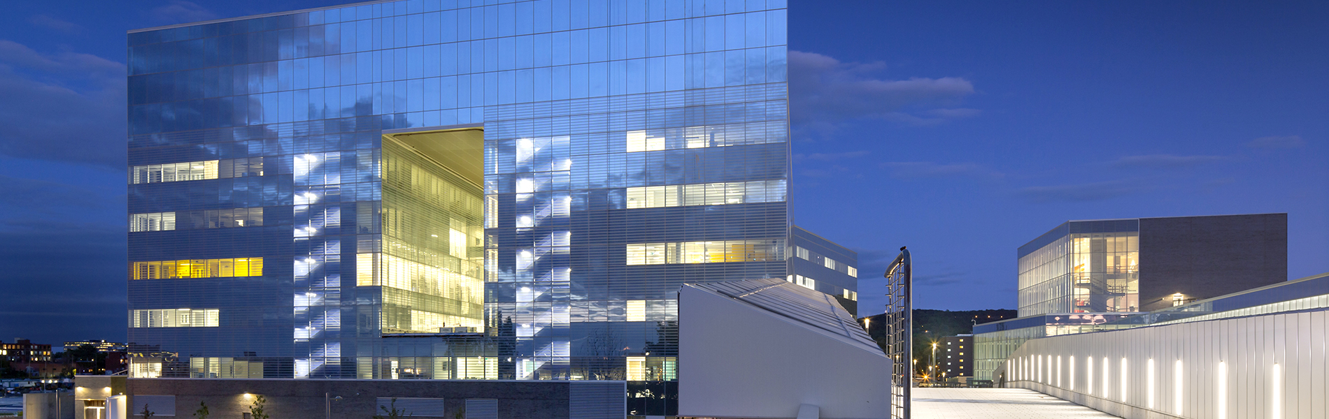 Complexe des sciences du campus MIL la nuit - Campus UdeM