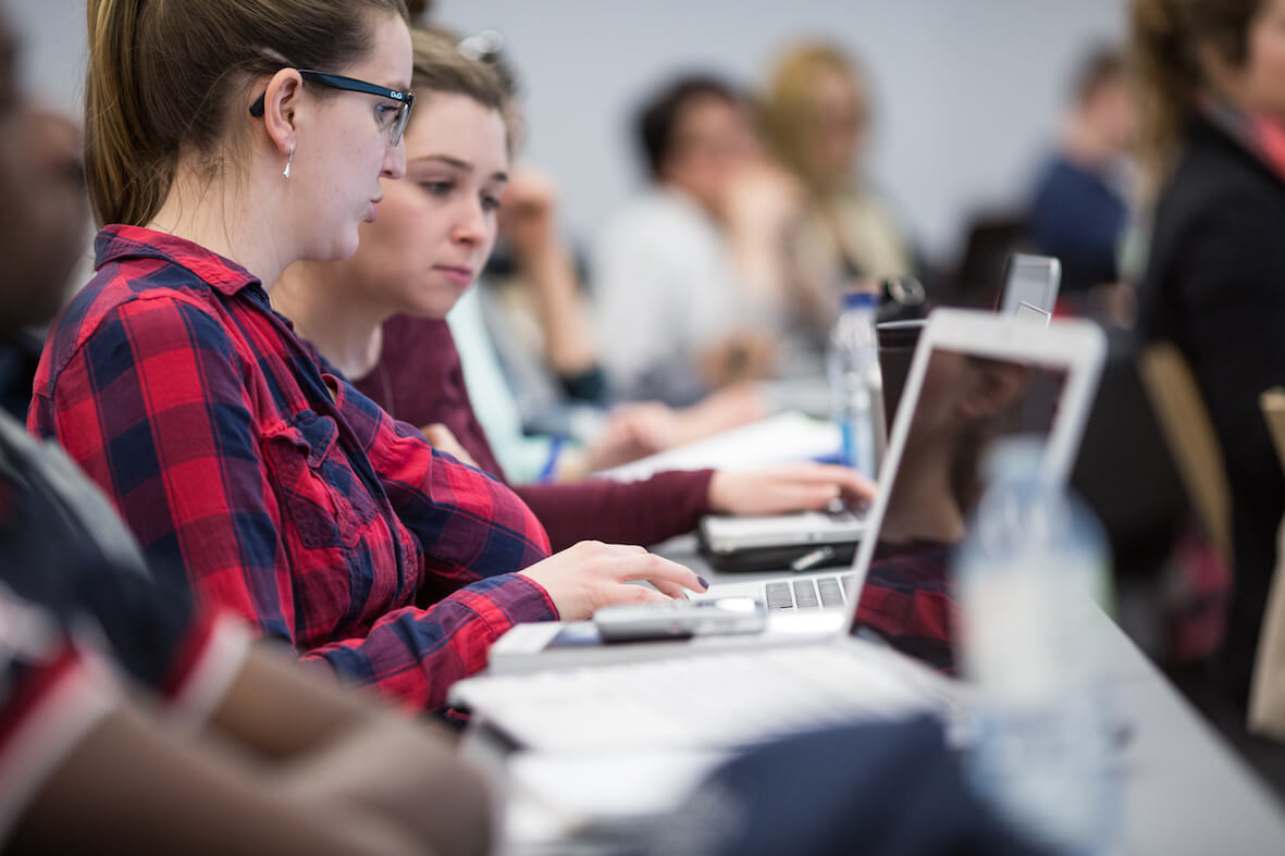 Élèves dans une classe travaillant sur leurs ordinateurs portables
