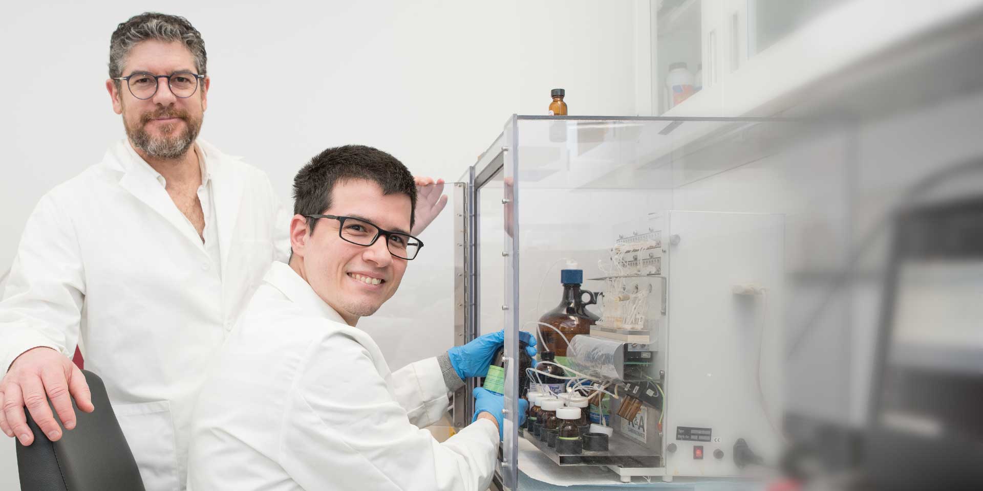 professeur Alexis Vallée-Bélisle et son doctorant Dominic Lauzon